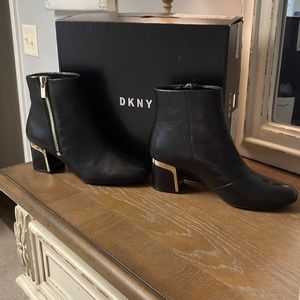New DKNY Black Leather Ankle Boot Size 7
